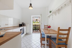 Jääkaappi, uuni, liesi, astianpesukone