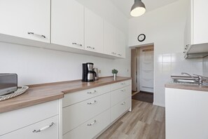 ثلاجة، فرن، موقد طهي مسطح، غسالة أطباق