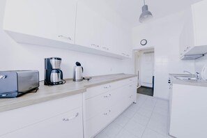 Kylskåp, ugn, spishäll och diskmaskin