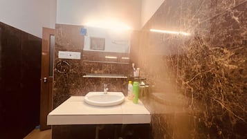 Suihku, hiustenkuivaaja, bidee, pyyhkeet