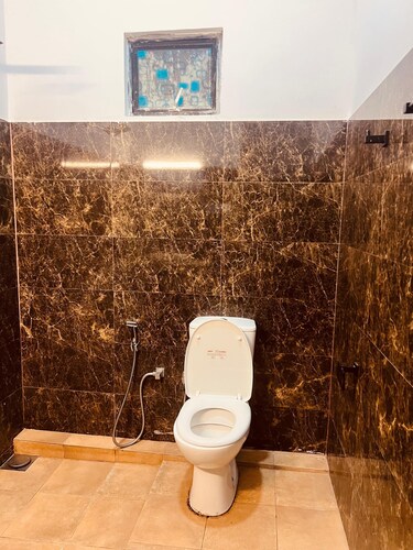 Charming 1-bedroom apartment with fitness room and WiFi in peaceful Sirimalwatta