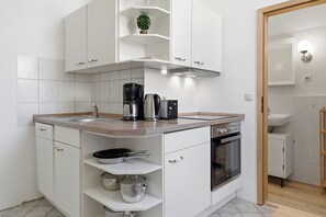 Fridge, oven, stovetop, dishwasher - Villa zur See, Jolle apartment: 45 m² with private parking space and garden in Zinnowitz (Zinnowitz)