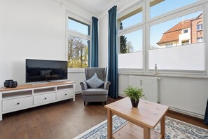 TV, books - Villa zur See, Jolle apartment: 45 m² with private parking space and garden in Zinnowitz (Zinnowitz)