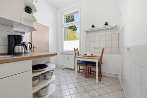 Fridge, oven, stovetop, dishwasher - Villa zur See, Jolle apartment: 45 m² with private parking space and garden in Zinnowitz (Zinnowitz)