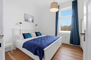 2 bedrooms, travel crib, free WiFi, bed sheets