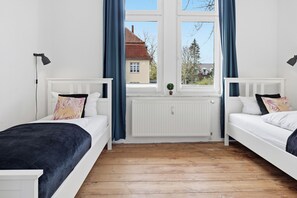 2 bedrooms, travel cot, free WiFi, bed sheets