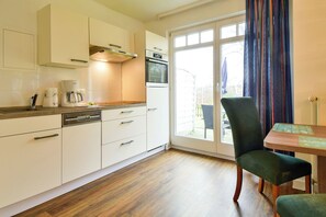 Kjøleskap, ovn, kokeplater og oppvaskmaskin