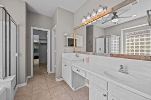 Een douche, een haardroger, handdoeken, zeep