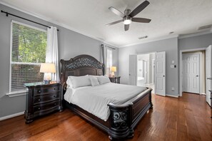 4 slaapkamers, een bureau, een strijkplank/strijkijzer, gratis wifi