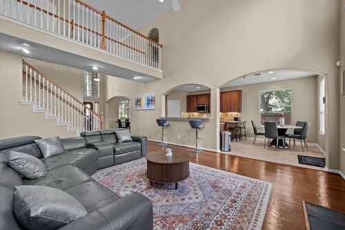 Elegant 4BR Retreat in The Woodlands – Spacious Home  with backyard