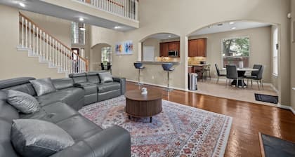Elegant 4BR Retreat in The Woodlands – Spacious Home with backyard
