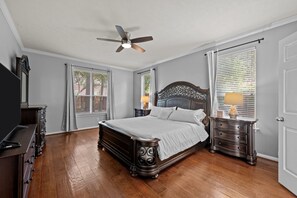 4 slaapkamers, een bureau, een strijkplank/strijkijzer, reisbedje