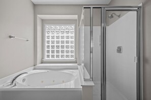 Een douche, een haardroger, handdoeken, zeep