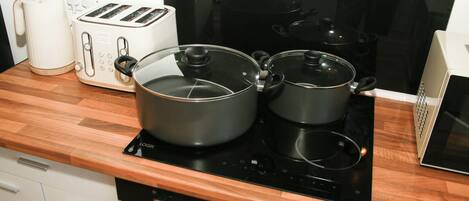 ثلاجة، ميكروويف، فرن، غلّاية كهربائية