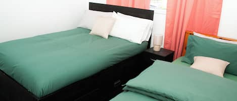 3 bedrooms, iron/ironing board, WiFi, bed sheets