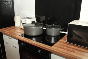 Refrigerador, microondas, horno y tetera eléctrica 