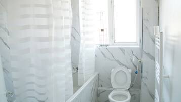 Douche, serviettes fournies, papier toilette