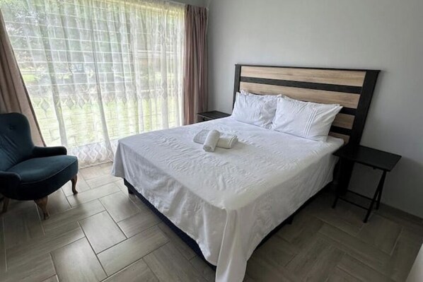 1 habitación, tabla de planchar con plancha y wifi