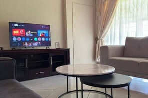 Een smart-tv en een open haard