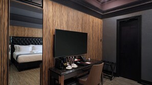 Premier Suite with Kitchen & Dining | Living area
