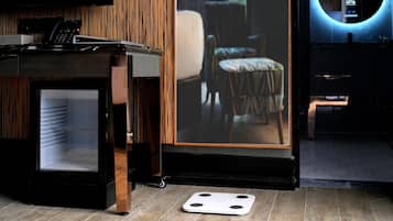 Premier King with Balcony | In-room safe, desk, laptop workspace, blackout curtains
