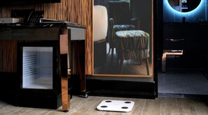 Premier King with Balcony | In-room safe, desk, laptop workspace, blackout drapes