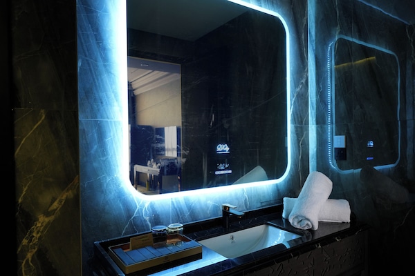 Deluxe Twin | Bathroom | Hair dryer, bathrobes, slippers, towels