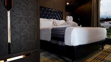 豪華客房, 1 張特大雙人床 | 房內夾萬、書桌、手提電腦工作空間、遮光窗簾/窗簾