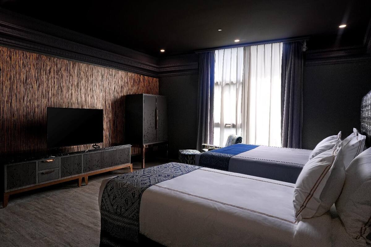 家庭三人房 | 客房內保險箱、書桌、筆電工作空間、遮光布/窗簾
