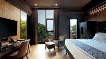 Premier King with Balcony | In-room safe, desk, laptop workspace, blackout drapes