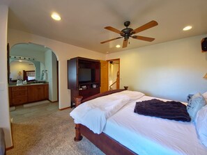 4 habitaciones, escritorio y tabla de planchar con plancha 