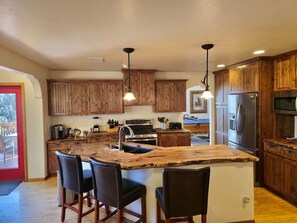 Fridge, microwave, oven, stovetop - Upscale Family Mountain Cabin ~Deck w/ views + Fire Table ~Game Room (Flagstaff)