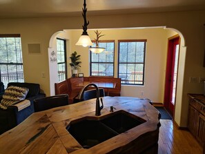 Interior - Upscale Family Mountain Cabin ~Deck w/ views + Fire Table ~Game Room (Flagstaff)