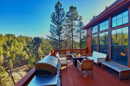 Upscale Family Mountain Cabin ~Deck w/ views + Fire Table ~Game Room