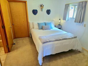 1 bedroom, desk, WiFi, bed sheets