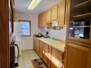 Kylskåp, mikrovågsugn, ugn och spishäll