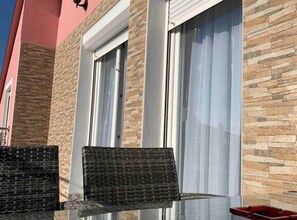 A building with stone facade and large windows. - Apartment Bordoa de Macura With Bay View (Zadar)