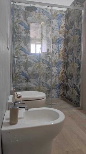 Doccia, asciugacapelli, bidet, asciugamani