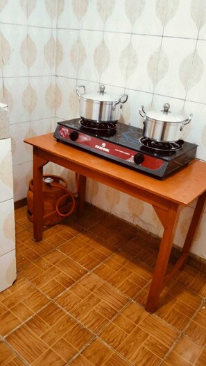 Frigorífico, microondas y utensilios de cocina