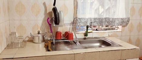 Kühlschrank, Mikrowelle, Kochgeschirr/Geschirr/Besteck