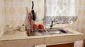 Refrigerador, microondas, utensilios de cocina