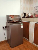 Refrigerador, microondas, utensilios de cocina