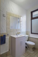 Een douche, handdoeken, zeep, shampoo