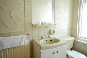 Douche, serviettes fournies, savon, shampoing