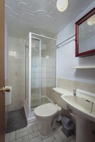 Een douche, handdoeken, zeep, shampoo