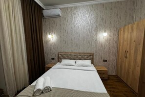 1 bedroom, bed sheets - Lily House : Queen Room (Kutaisi)