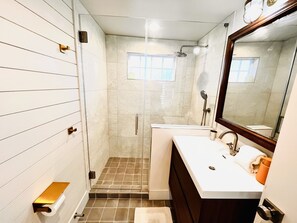 Dusche, Haartrockner, Handtücher, Seife