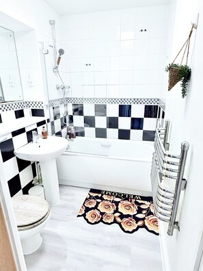 Secador de cabelo, toalhas de banho, sabonete, papel higiênico