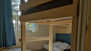 A bunk bed room with a window, curtains, and a view of the outside. - Smart Home Venezia EP Rulantica 15min (Boofzheim)