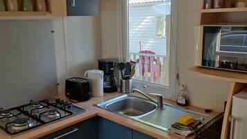 Mobile Home, 2 chambres, cuisine, vue établissement | Cuisine privée | Bouilloire électrique